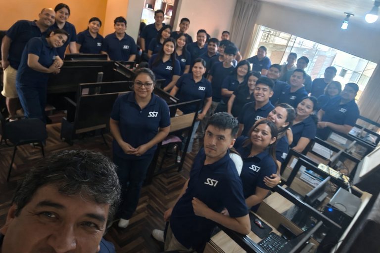 Equipo comercial de SSI Telecomunicaciones en sus oficinas de Trujillo